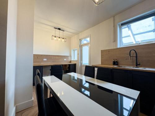 Seaside Haven Retreat - 3 Bed Apartment