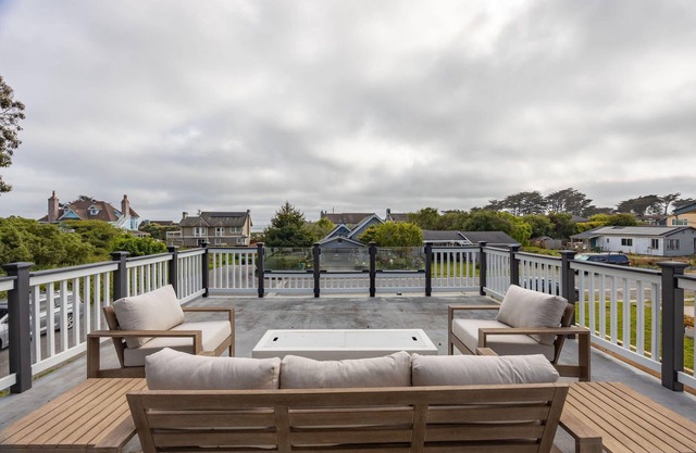Seaside Home: Modern Retreat with Breathtaking Views and Beachside Charm