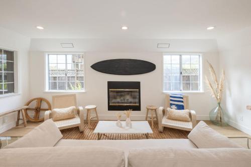 Seaside Home Modern Retreat with Breathtaking Views and Beachside Charm