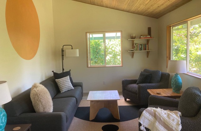 Seaside House, a Peaceful 2 Bedroom Retreat in walking distance to Kehena Beach