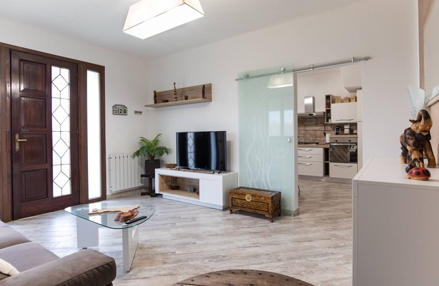 Neue Villa mit 8 Betten, mit Garten und 2 Parkplätzen, 4 km vom Meer entfernt