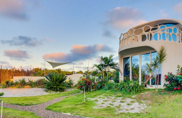 Erstaunliche, brandneue Luxus-Suite am Meer mit Gemeinschaftspool und Zugang zum Strand
