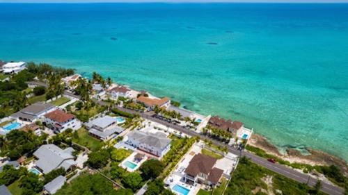 Seaside Paradise Spacious Home with SEVEN bedroom - steps to Sea!