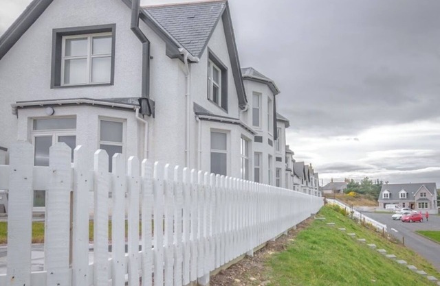 SEASIDE SELF CATERING HOLIDAY TOWNHOUSE WITH EXCELLENT SEA VIEWS