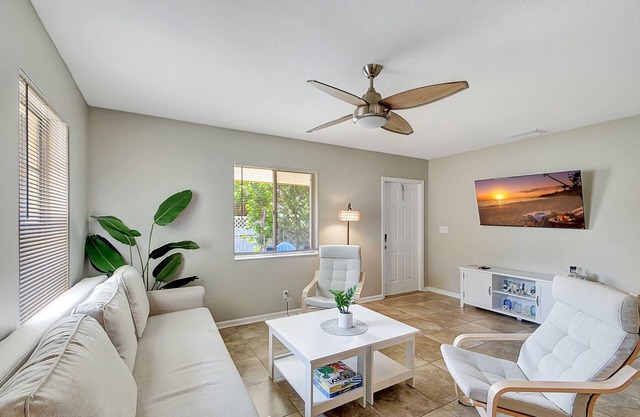 Seaside Serenity: 2BR, Walk to Beach & Restaurants!