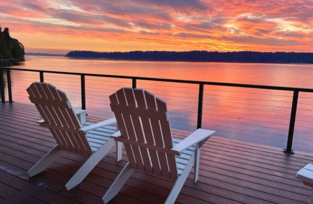 Seaside Serenity Beach Getaway w/ kayaks & SUPs!