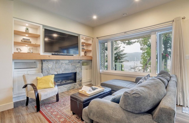 Seaside Serenity: Your 1-Bedroom Escape in Brentwood Bay