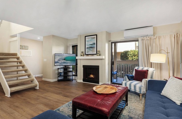 Seaside Splash - Spacious Pool View Condo near Beach, Restaurants + A/C
