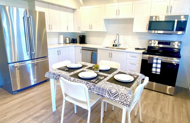 Seaside Suite + Private Yard : Walk to Royal Bay Beach