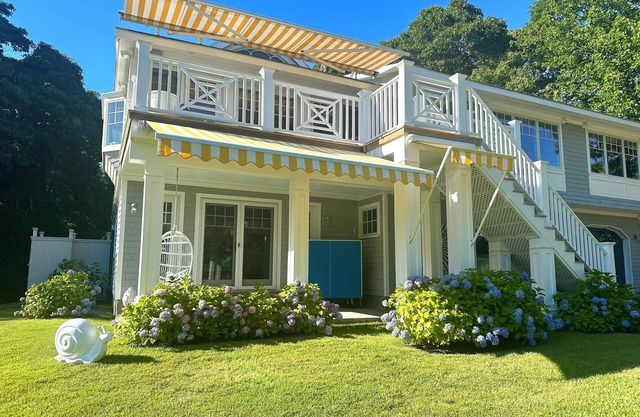 Seaside Serenity: Newly renovated ocean breeze home - minutes' walk to the beach