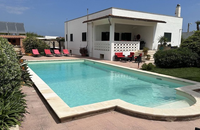 Geräumige Villa am Strand mit Eigenem Pool