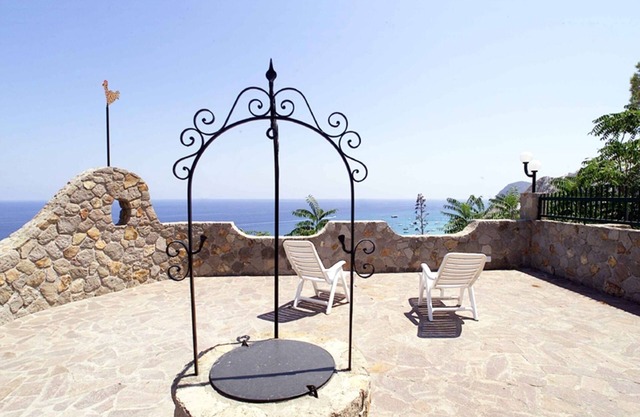 Villa am Meer im Weiß der Bimssteinbrüche!