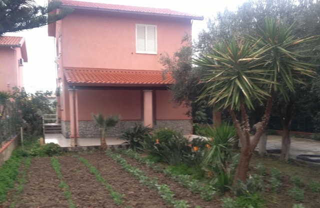 Seaside villa with 8 beds and garden