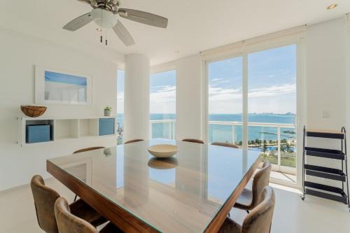 SEASlDE Beachfront 4 BDR by Casa Paraiso