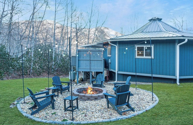 Updated Cottage! Hot Tub, Fire Pit, King Suite, Wifi, Arcade, Foosball, Dogs OK!