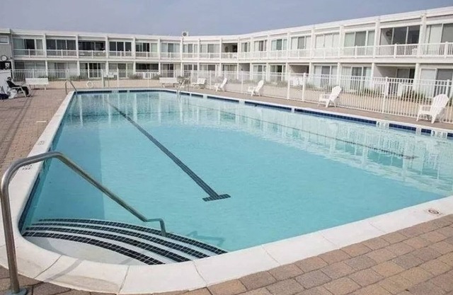 Seasonal Rental. Hear the waves-beach front 1.5 bdrm, access to pool/fitness/bay