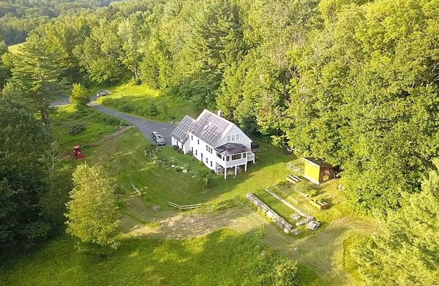Seasonal Rental! Luxury home w/hot tub 20 minutes to Killington