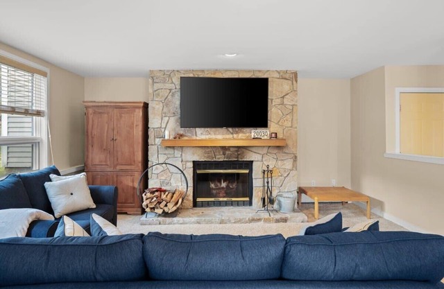 Seasons Lodge | Trailside Condo w/ Fireplace!