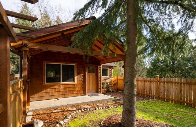 Seattle Charmer with private patio & green belt!