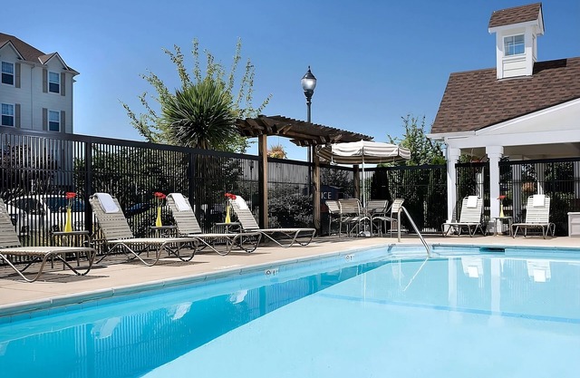 Seattle Family Escape: Outdoor Pool, Pet-Friendly, Free Airport Shuttle, 2 Rooms