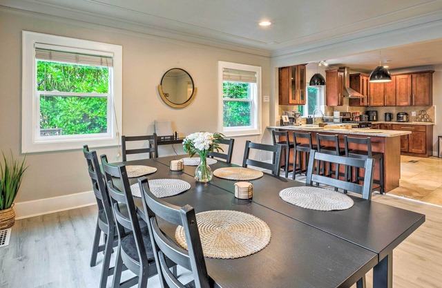Seattle Home w/ Private Yard ~ 8 Mi to Dtwn!