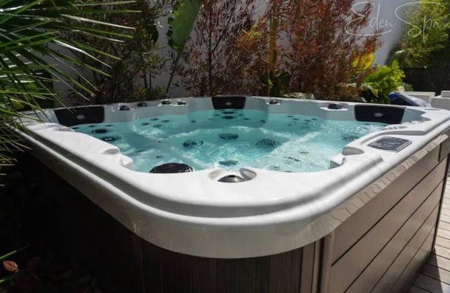 Seattle's Luxe Retreat w/ hot tub, sauna, SPA bath