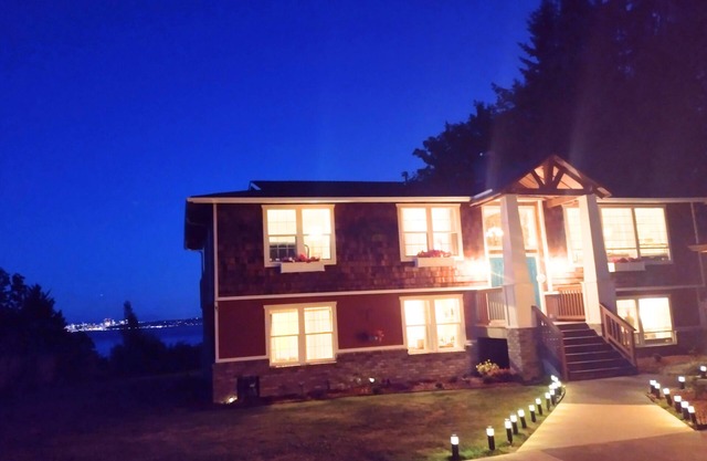 Seattle Sound Views/ Hot Tub/ Sleeps 10