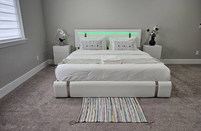 Seattle vacation rentals,Centrally located w/ free parking & Netflix' wifi.