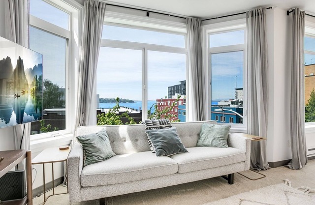 Seattle’s Downtown Gem- w/View, Free Parking, Gym & Pool - Sleeps 6