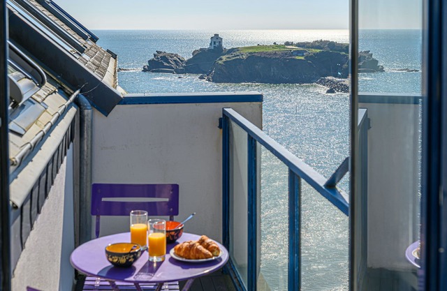 Meerblick! Helle Veranda-Wohnung am Fuße des Strandes