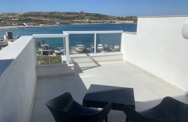 Moderne neue 2-Zimmer mit herrlichem Meerblick von Mellieha Bay 50 Meter vom Strand