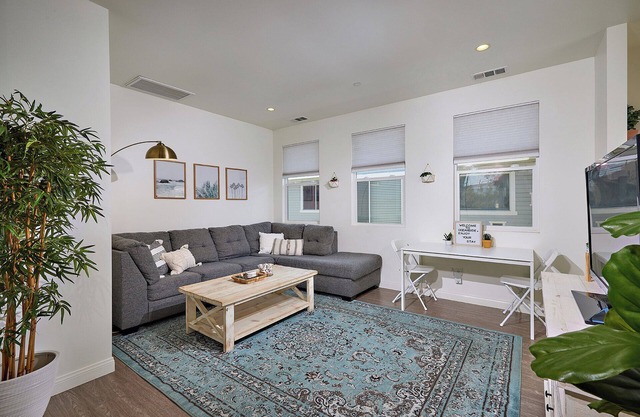 Seaview Sunset - Close to beaches & restaurants!