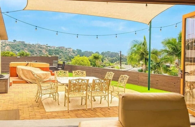 Seaworld Fireworks View Hot tub Fast Wifi 3BR/2BA 4 Bds + 2 SofaBds