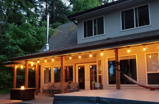 Seb's Lakehouse (10 Ft Barrel Sauna & Hot Tub)