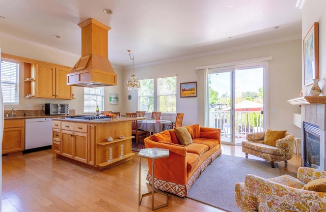 4-bedroom villa in enchanting Sebastopol with WiFi, AC, BBQ, Hot Tub
