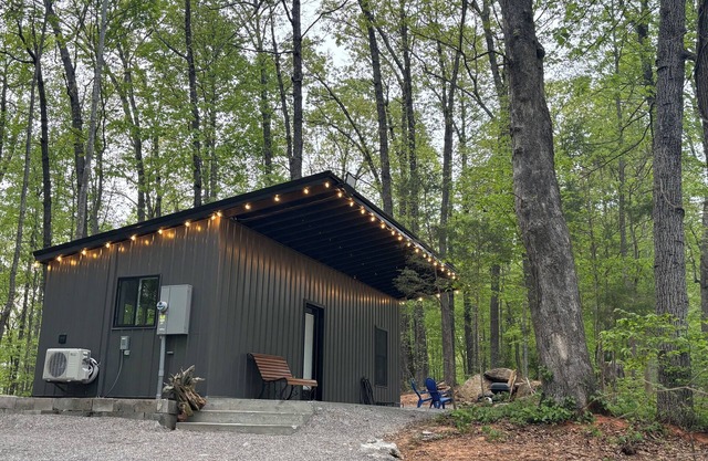 Secluded 1 br cabin getaway with AC, WiFi in charming Byrdstown on Dale Hollow