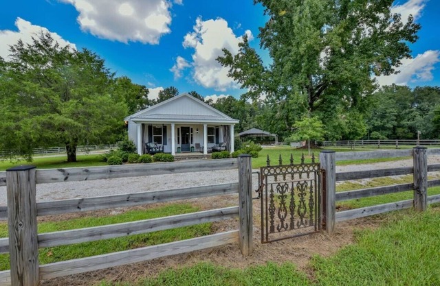 Secluded 10 acre estate 10 miles from UA w/ 4BR