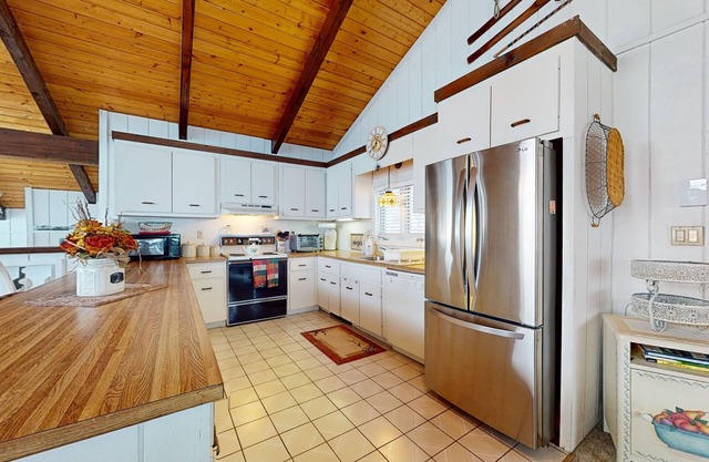 Secluded 2-story home with wood fireplace, deck, grill, fast WiFi, & streaming