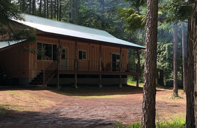 Secluded 2bdrm home on low bank river.