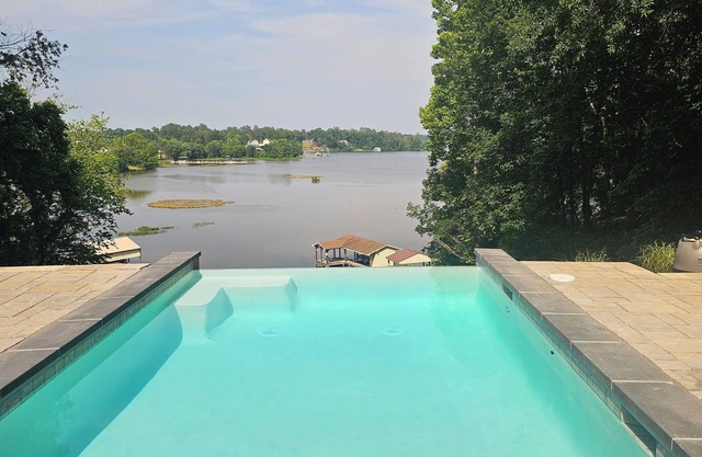 Secluded 3 Acre 5 BR Resort w/Private Heated Salt-Water Pool, Hot tub, Boat Dock