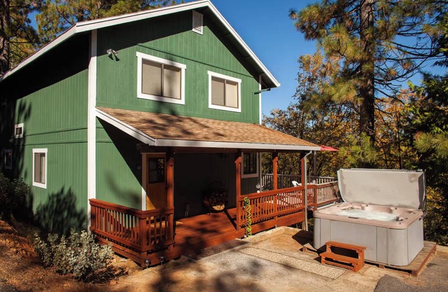 Secluded 3-bedroom cabin, Hot Tub, pet friendly, EV charger in delightful Arnold
