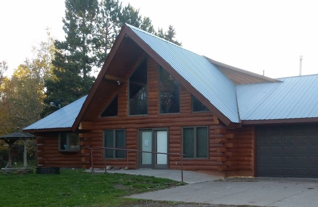 Abgeschiedenes 3-Zimmer-Blockhaus mit Wanderwegen und privatem See und Teich