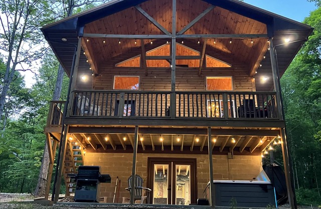 Secluded 3 bedroom Log Cabin Kid Friendly In Logan Ohio in Hocking Hills Hot Tub