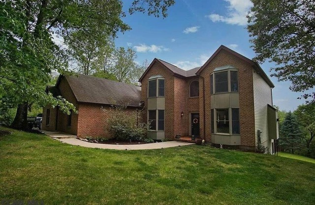 Secluded 4 bedroom with hot tub minutes from campus