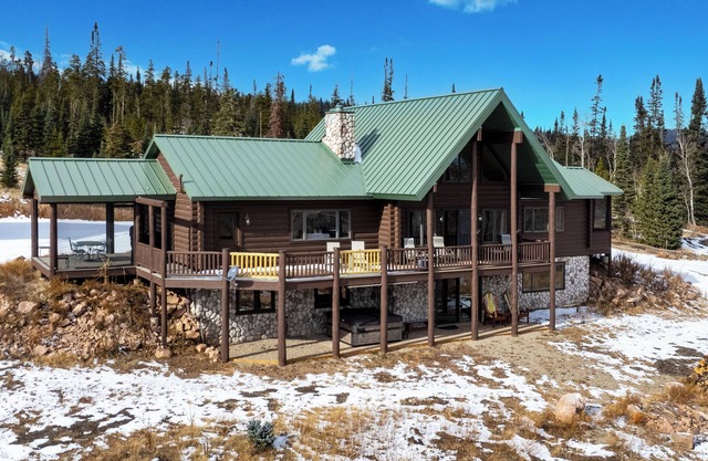 Gore Pass 4 bedroom snowmobiles welcome