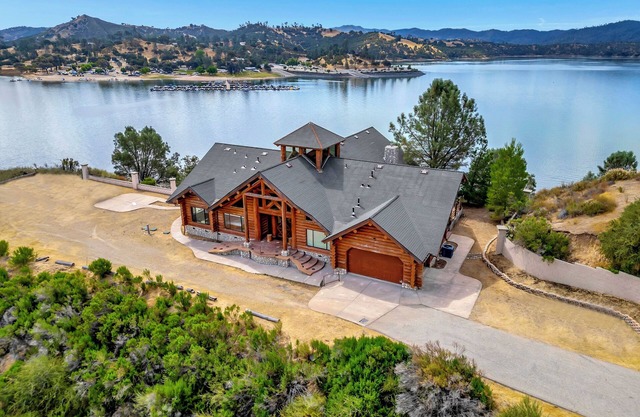 Secluded 4 Bedroom Log House on Lake Nacimiento w/ Private Lake Access and Dock