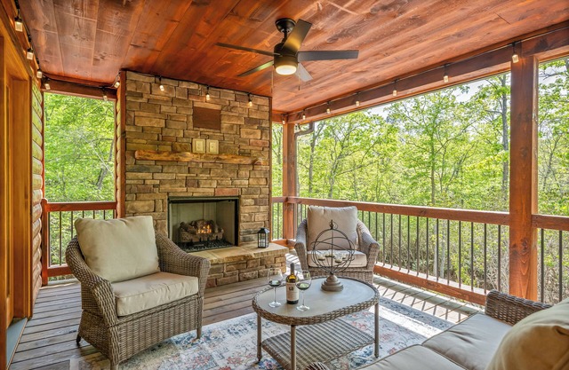 Secluded 4-BR cabin Sleeps 10, Hot Tub, Pool Table, in enchanting Mineral Bluff