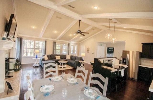 Spacious Cottage on Lake Texom 3 bdrm. 2 bath sleeps 10