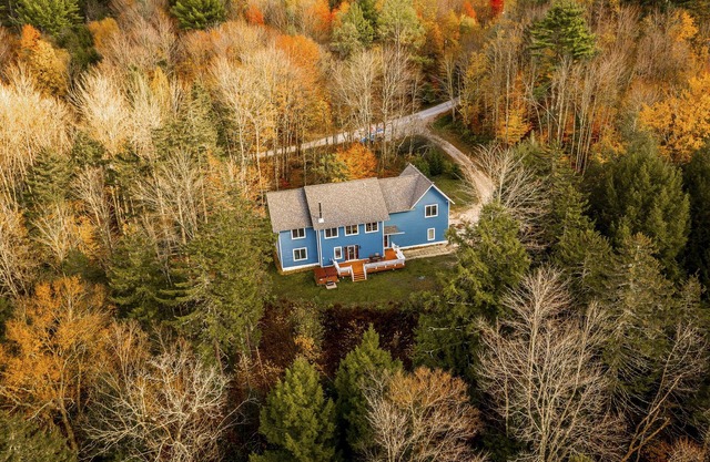 Secluded 5K Sq Ft Retreat: Sauna, Hot Tub & Games