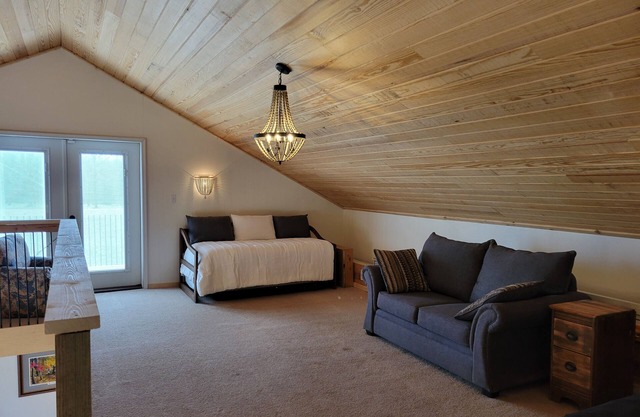 Secluded 6-bedroom housenWiFi & AC~Jetted tubnHiking trail~Manicured acreage